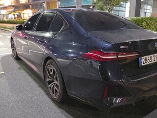2026 BMW 5 серии 523d xDrive VIII (G60/G61/G68), синий, 7690000 рублей, вид 3
