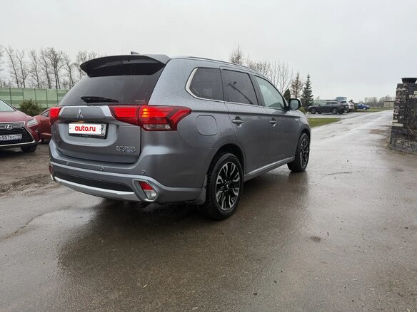 2016 Mitsubishi Outlander PHEV III Рестайлинг 2, серый, 2500000 рублей - вид 9