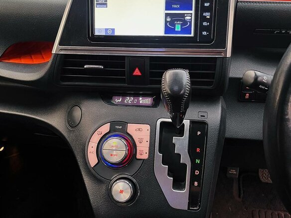 2018 Toyota Sienta II Рестайлинг, чёрный, 1550000 рублей - вид 16
