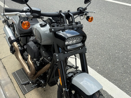 2024 Harley-Davidson Fat Bob, серый, 1700000 рублей, вид 3
