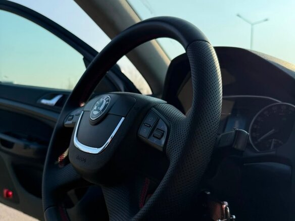 2012 Skoda Octavia II (A5) Рестайлинг, чёрный, 750000 рублей - вид 3