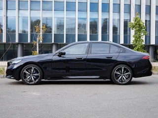 2026 BMW 5 серии 530i xDrive VIII (G60/G61/G68), чёрный, 9700000 рублей, вид 3