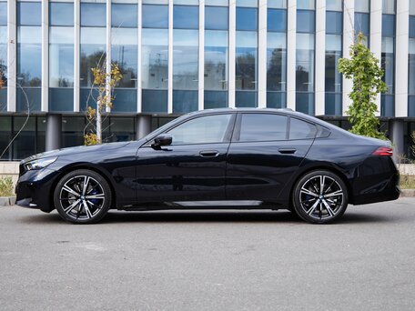 2026 BMW 5 серии 530i xDrive VIII (G60/G61/G68), чёрный, 9700000 рублей, вид 3