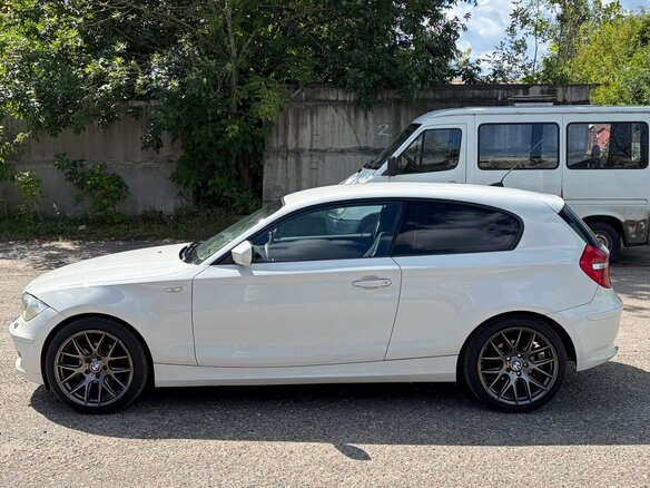 2011 BMW 1 серии 116i I (E81/E82/E87/E88) Рестайлинг, белый, 760000 рублей - вид 2