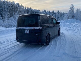 2017 Toyota Voxy III (R80), чёрный, 1800000 рублей, вид 3