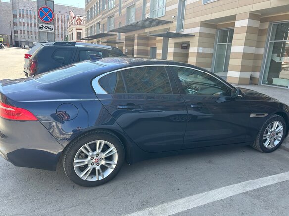 2017 Jaguar XE I, синий, 1700000 рублей - вид 2