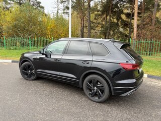 2021 Volkswagen Touareg III, чёрный, 4200000 рублей, вид 3