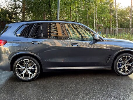 2020 BMW X5 40i IV (G05/G18), серый, 8100000 рублей, вид 4