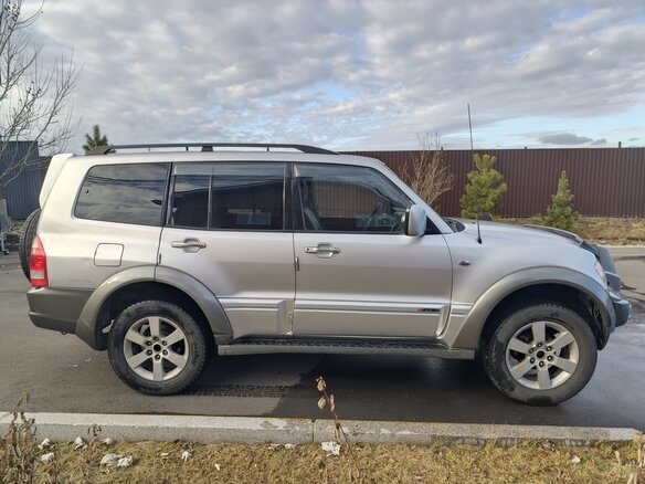 2003 Mitsubishi Montero III, серебристый, 880000 рублей - вид 3