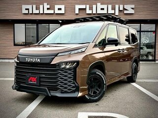 2023 Toyota Voxy IV (R90), коричневый, 4300000 рублей, вид 1