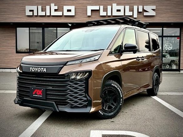 2023 Toyota Voxy IV (R90), коричневый, 4100000 рублей