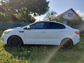 2016 Kia Rio III Рестайлинг, белый, 850000 рублей, вид 4