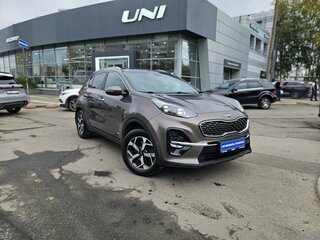 2020 Kia Sportage IV Рестайлинг, коричневый, 2350000 рублей, вид 3