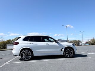 2021 BMW X5 45e IV (G05/G18), белый, 8800000 рублей, вид 2