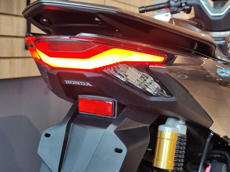 2026 Honda PCX 160, коричневый, 499900 рублей, вид 5