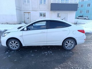 2013 Hyundai Solaris I, белый, 860000 рублей, вид 2