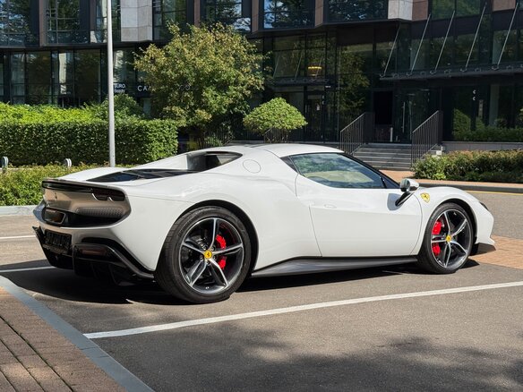 2022 Ferrari 296 GTB, белый, 25900000 рублей - вид 15