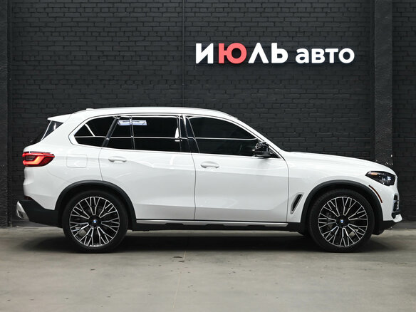2019 BMW X5 40i IV (G05/G18), белый, 5000000 рублей - вид 6