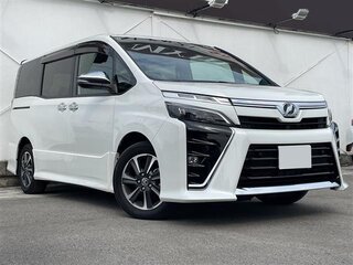 2021 Toyota Voxy III (R80) Рестайлинг, белый, 1790000 рублей, вид 3