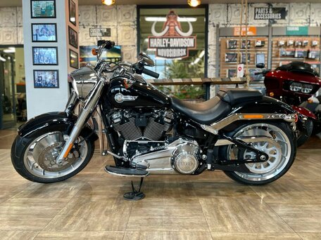 2023 Harley-Davidson Fat Boy, чёрный, 3750000 рублей, вид 3