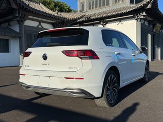 2023 Volkswagen Golf VIII, белый, 1891000 рублей, вид 4