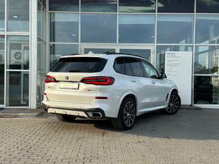2020 BMW X5 40i IV (G05/G18), белый, 5850000 рублей, вид 5