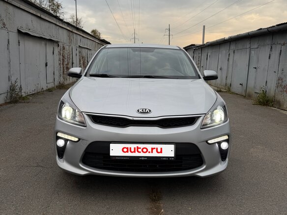 2020 Kia Rio IV, серый - вид 1
