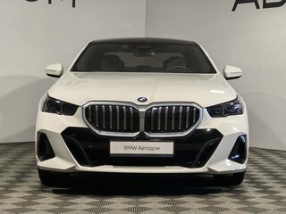 2023 BMW 5 серии 530i xDrive VIII (G60/G61/G68), белый, 7800000 рублей, вид 3