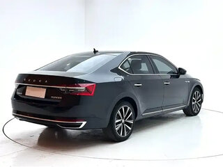 2023 Skoda Superb III Рестайлинг, чёрный, 1950300 рублей, вид 4