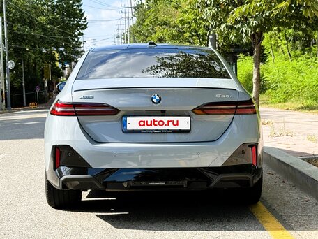 2026 BMW 5 серии 530i xDrive VIII (G60/G61/G68), серый, 10300000 рублей, вид 4