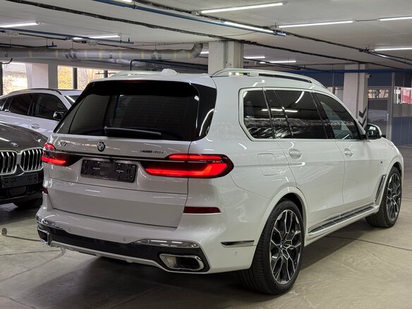 2023 BMW X7 40i I (G07) Рестайлинг, белый, 15490000 рублей - вид 5