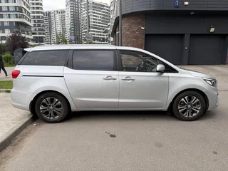 2020 Kia Carnival III, серый, 2199000 рублей, вид 4