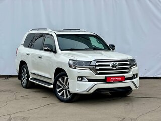 2017 Toyota Land Cruiser 200 Series Рестайлинг 2, белый, 6450000 рублей, вид 4