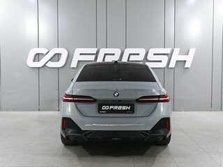 2024 BMW 5 серии 520i VIII (G60/G61/G68), серый, 6549000 рублей, вид 4