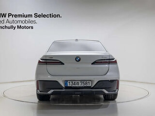 2026 BMW 7 серии 740 xDrive VII (G70) Рестайлинг, белый, 15175000 рублей, вид 4