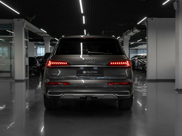 2021 Audi Q7 45 TFSI II (4M) Рестайлинг, серый, 5000000 рублей - вид 5