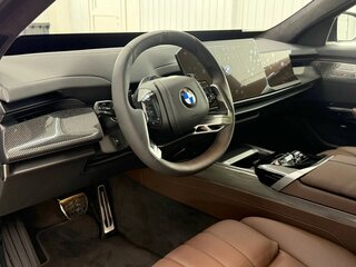 2026 BMW 7 серии 740 xDrive VII (G70) Рестайлинг, серый, 27300000 рублей, вид 3