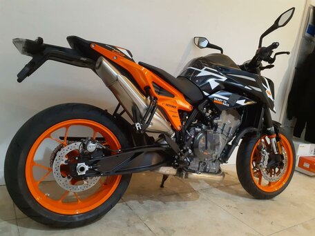 2026 KTM 890 Duke GP, чёрный, 899000 рублей, вид 4