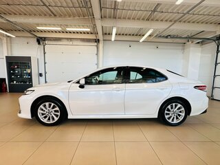 2022 Toyota Camry VIII (XV70) Рестайлинг, белый, 3199900 рублей, вид 3