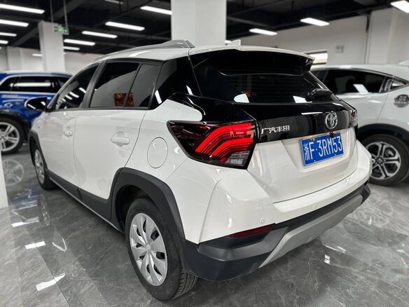 2022 Toyota Yaris L X XP150 Рестайлинг, белый - вид 2