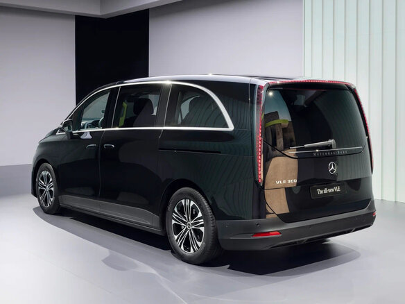 2026 Mercedes-Benz VLE 300, чёрный, 23850000 рублей - вид 2