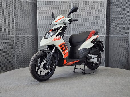 2025 Aprilia SR 125, белый, 243000 рублей, вид 4