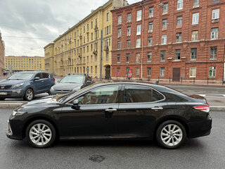 2022 Toyota Camry VIII (XV70) Рестайлинг, чёрный, 3100000 рублей, вид 3