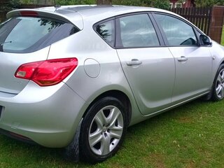 2012 Opel Astra J Рестайлинг, серебристый, 550000 рублей, вид 5