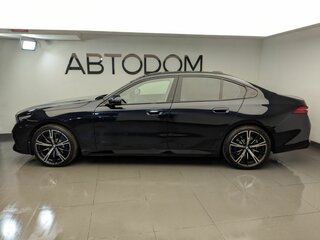 2026 BMW 5 серии 530i xDrive VIII (G60/G61/G68), чёрный, 10300000 рублей, вид 4