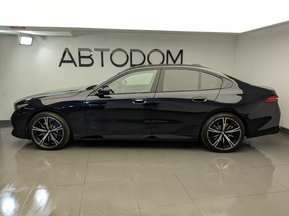 2026 BMW 5 серии 530i xDrive VIII (G60/G61/G68), чёрный, 10300000 рублей - вид 3