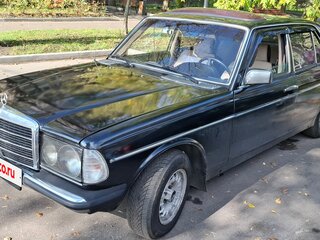 1982 Mercedes-Benz W123 240, чёрный, 440000 рублей, вид 4