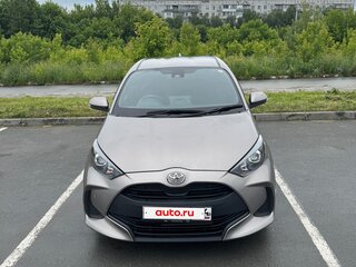2020 Toyota Yaris IV, серебристый, 1470000 рублей, вид 2