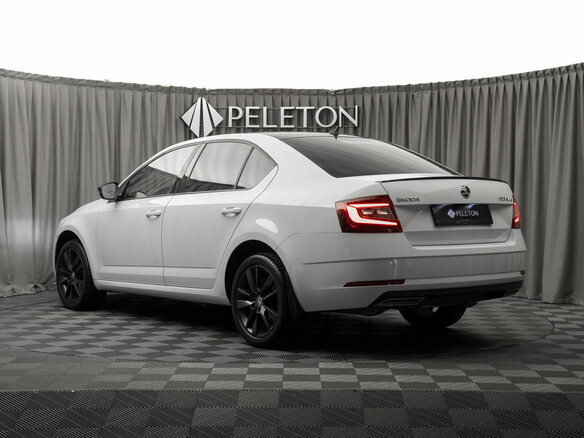 2017 Skoda Octavia III (A7) Рестайлинг, белый, 2120000 рублей - вид 3