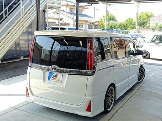 2017 Toyota Noah III (R80) Рестайлинг, белый, 1381008 рублей, вид 5